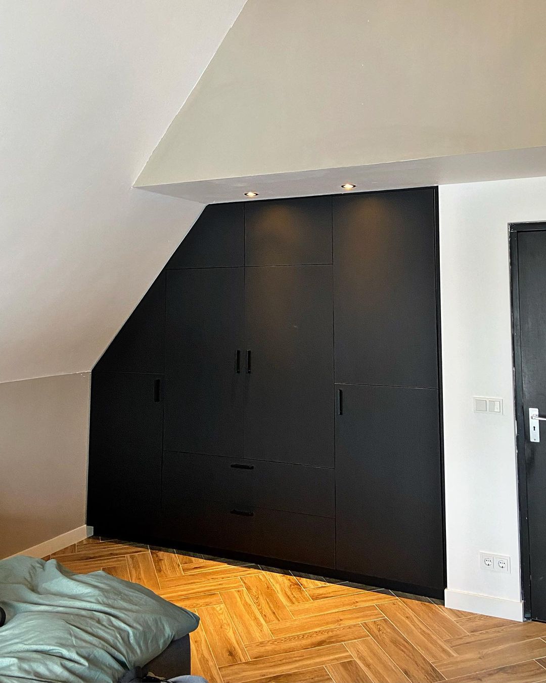 Kleding kast onder schuin dak 1