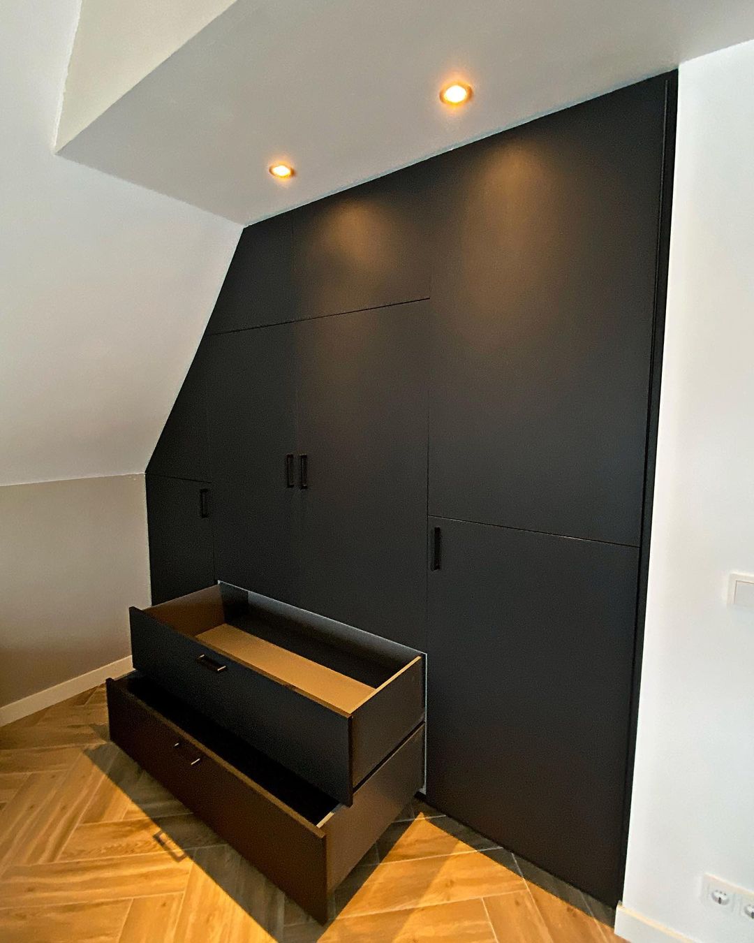 Kleding kast onder schuin dak 1