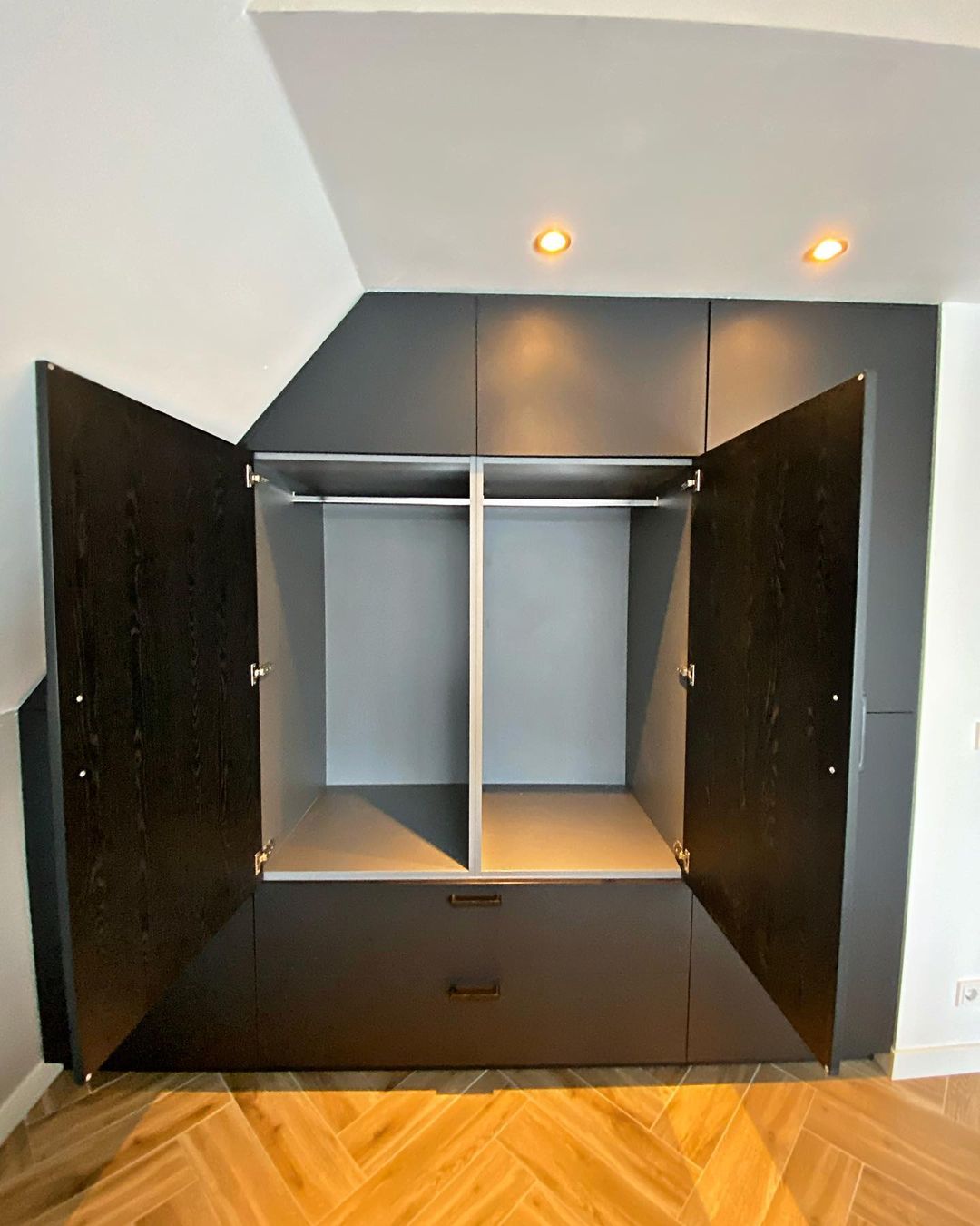 Kleding kast onder schuin dak 1