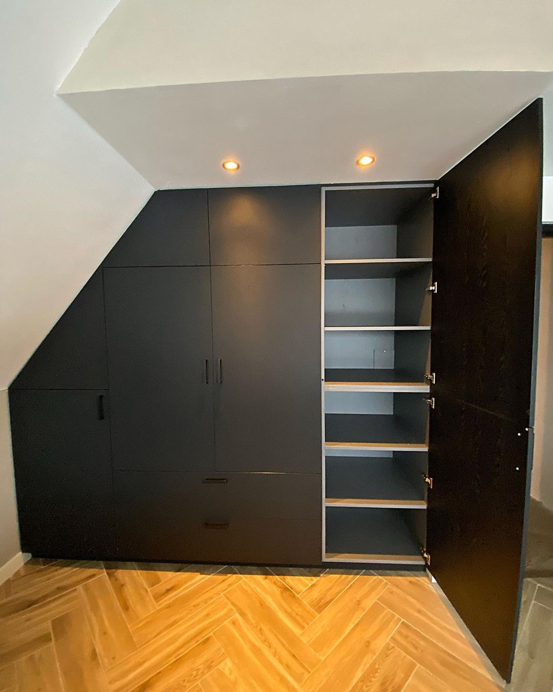 Kleding kast onder schuin dak 1