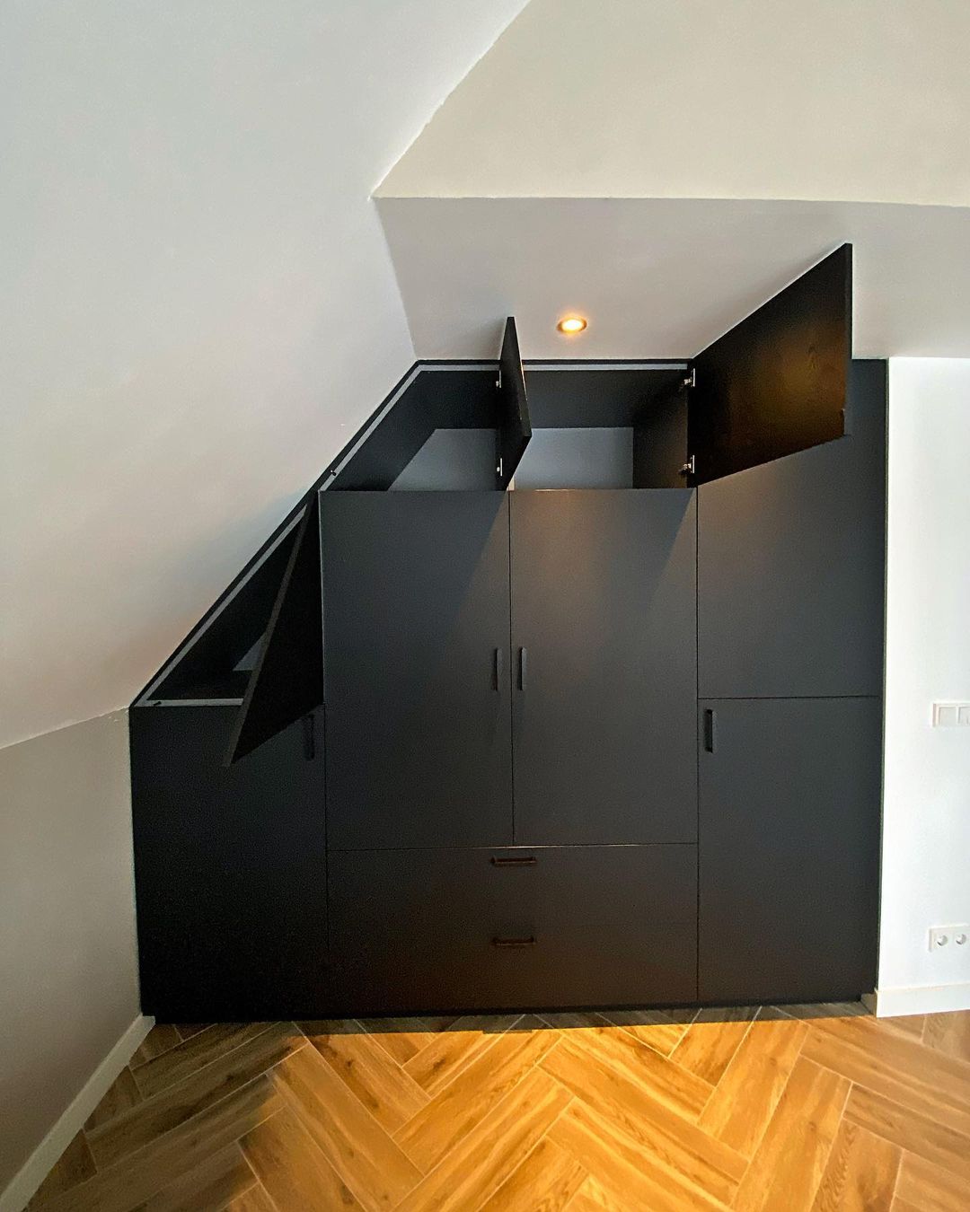 Kleding kast onder schuin dak 1